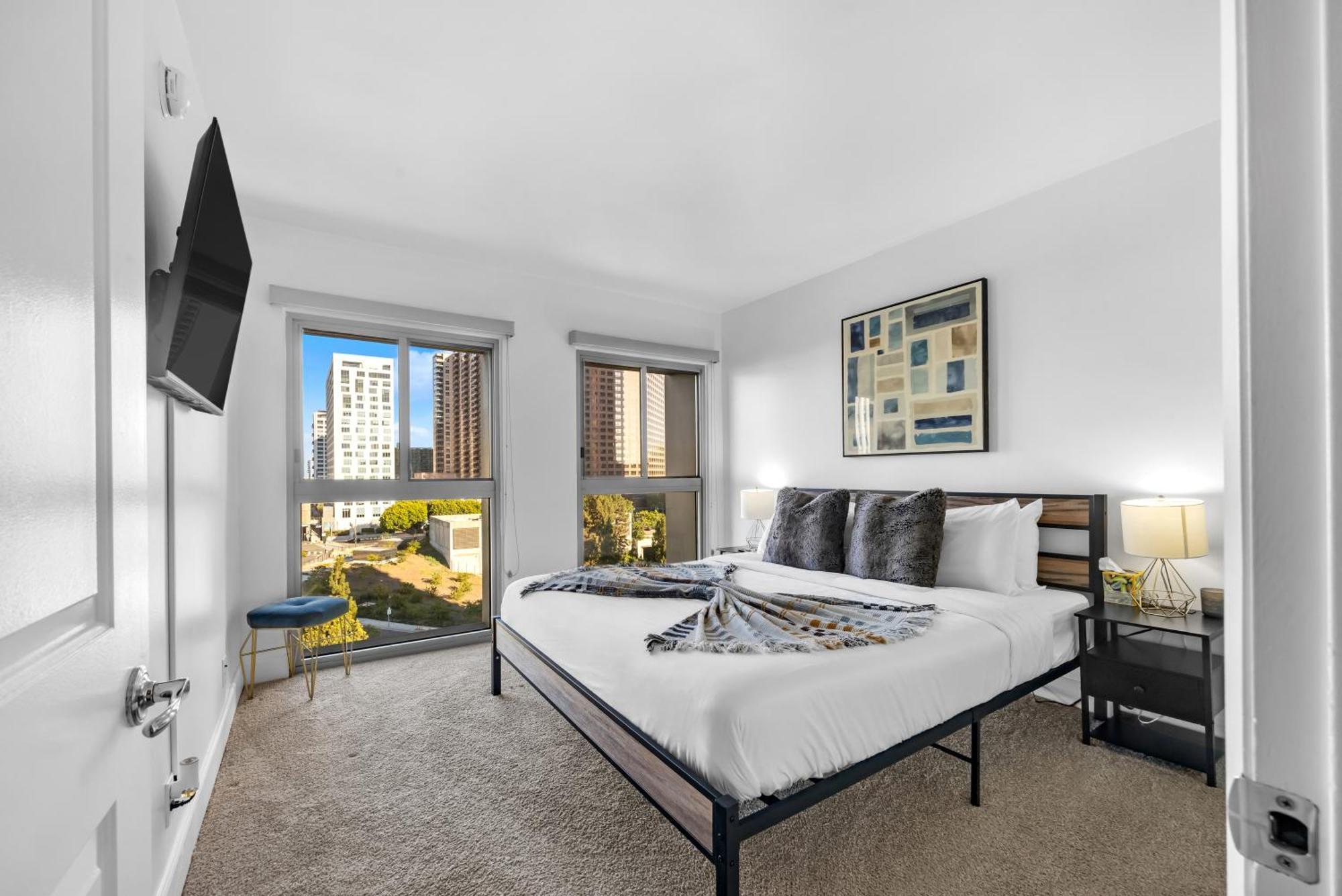 Modern Luxury 2 Bed With Panoramic City Views In Downtown La — Photos 1